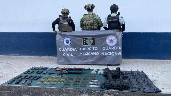 Agentes federales y estatales aseguran armas de alto poder en Apatzingán