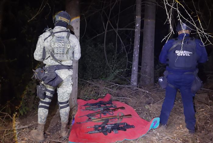 Agentes federales y estatales aseguran en Pátzcuaro 6 fusiles envueltos en una cobija