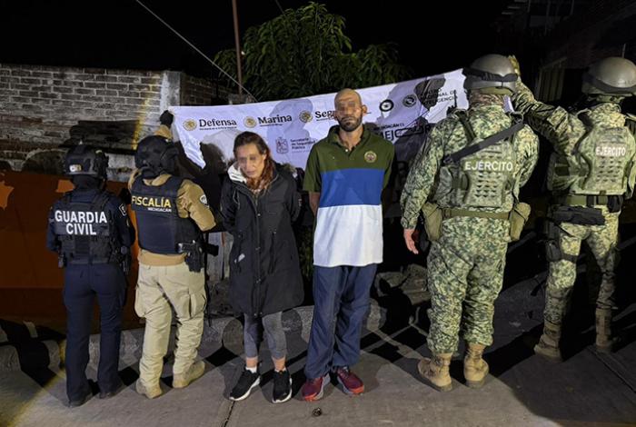 Agentes federales y estatales catean una casa en Uruapan; hallan droga y detienen a una pareja