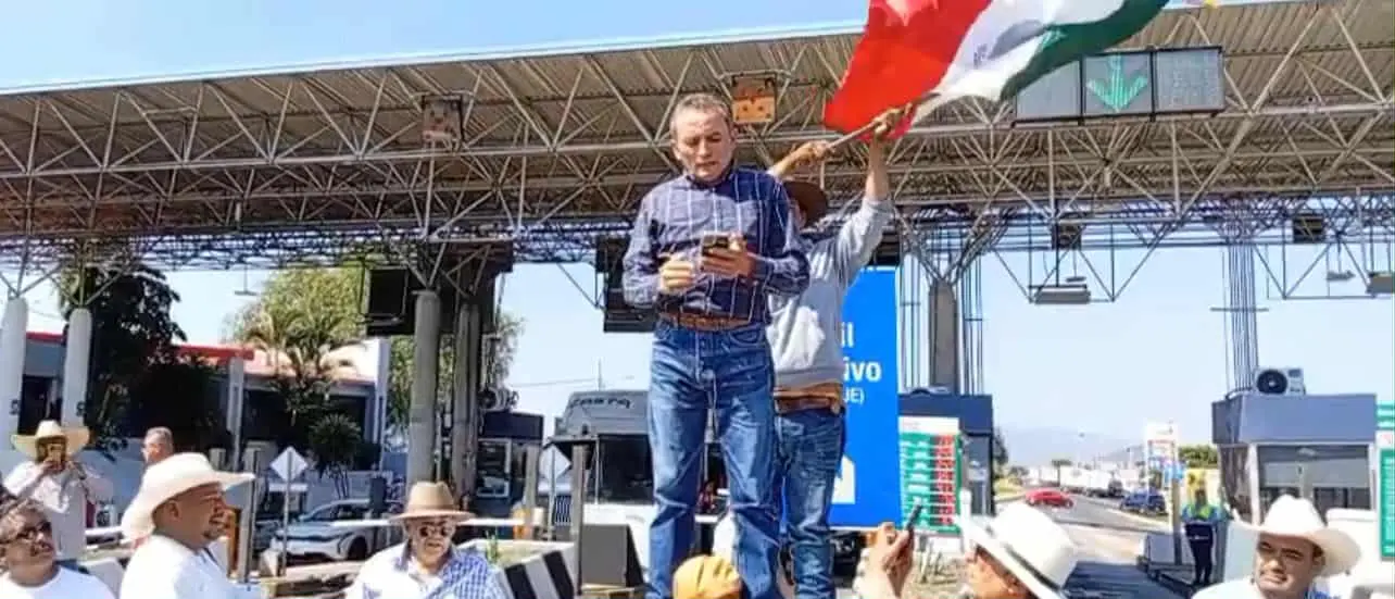 Agricultores de Michoacán toman la caseta de Zinapécuaro para exigir mejores condiciones monetarias