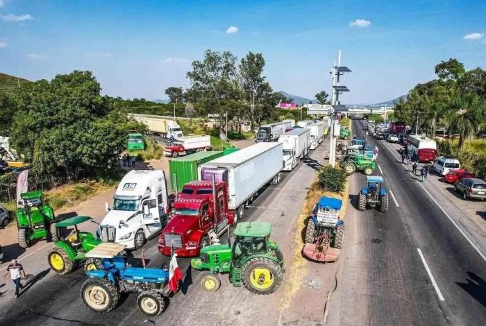 Agricultores mantendran bloqueos en carreteras de México hasta acordar el precio del maíz