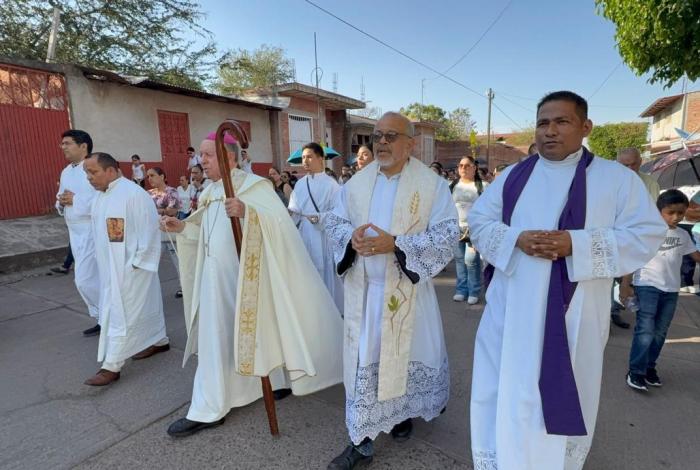 Aguililla saca a sus santos a las calles para que acabe la violencia