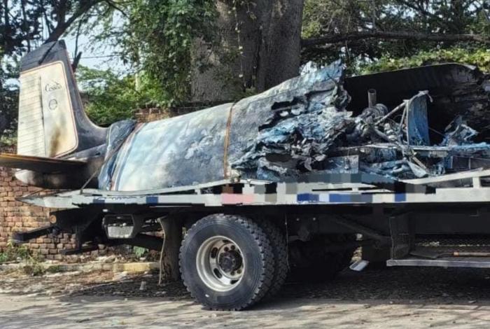 Ahora en Parácuaro, incendian avioneta al interior de un hangar