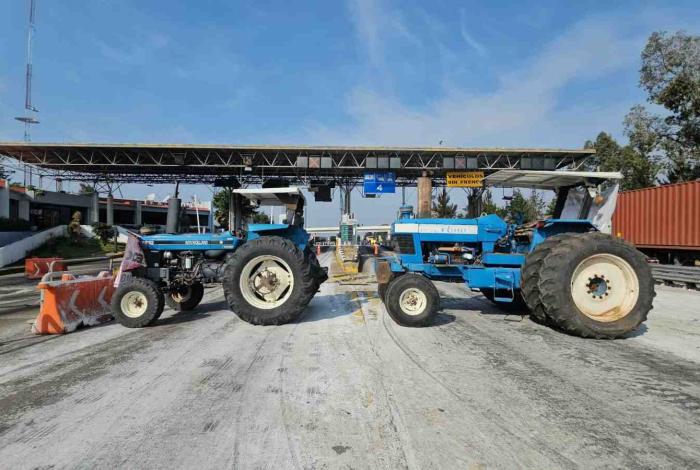 Al menos 10 bloqueos carreteros, este jueves, en Michoacán