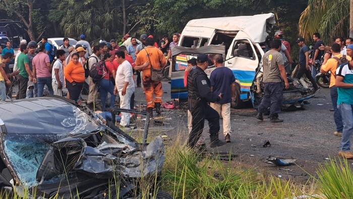 Al menos 12 personas fallecen en accidente carretero en Tabasco