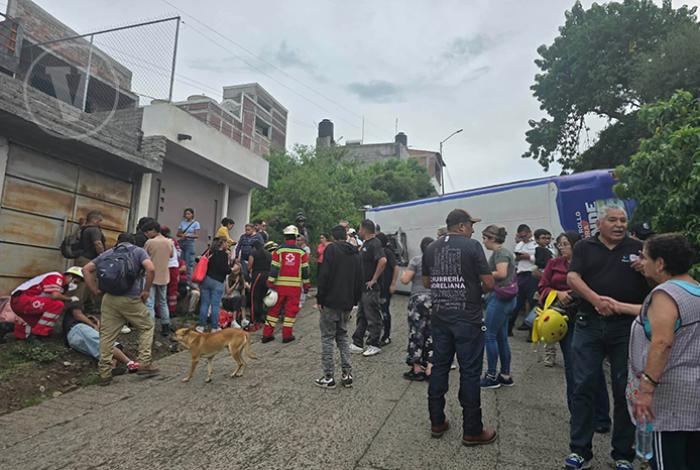 Al menos 13 lesionados al volcar camión de la ruta Centros Comerciales en Morelia