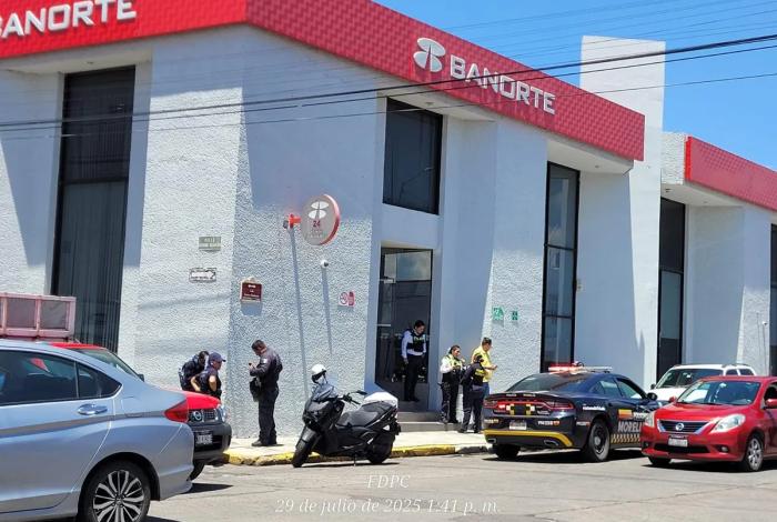 Al salir del banco presuntos delincuentes lo asaltan y huyen en una motocicleta