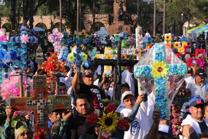 Albañiles celebran el Día de la Santa Cruz en Morelia bendiciendo sus cruces y pidiendo un buen año