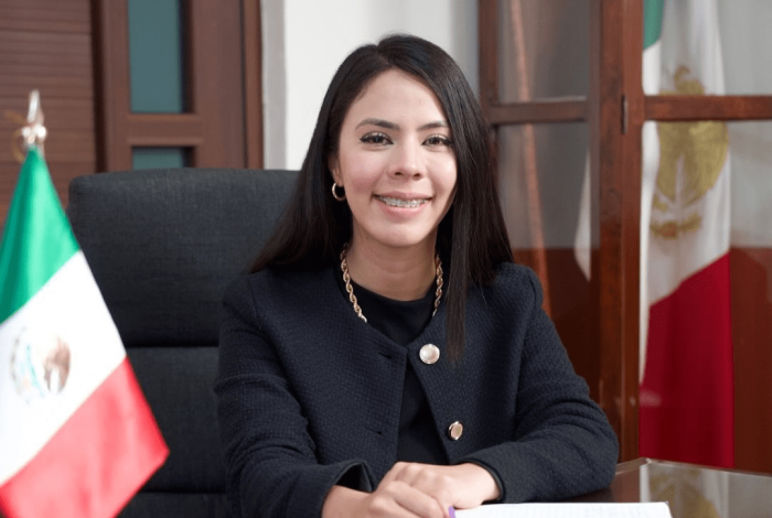 Alcaldesa de Queréndaro despacha a distancia