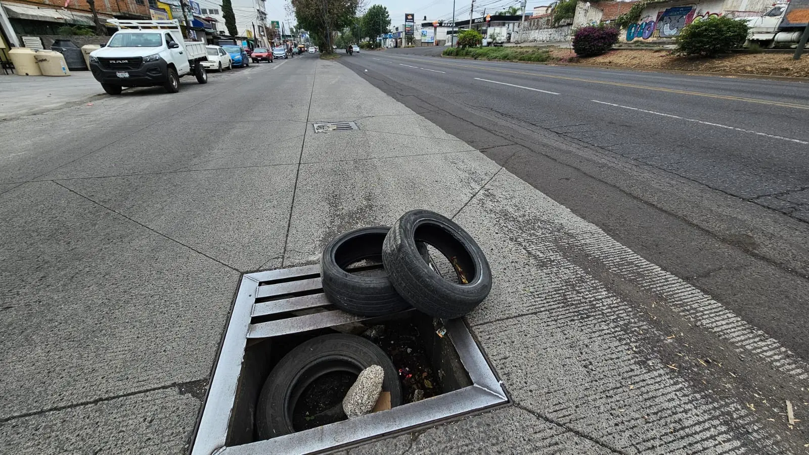 Alcantarilla colapsada en avenida Madero pone en riesgo a automovilistas y motociclistas