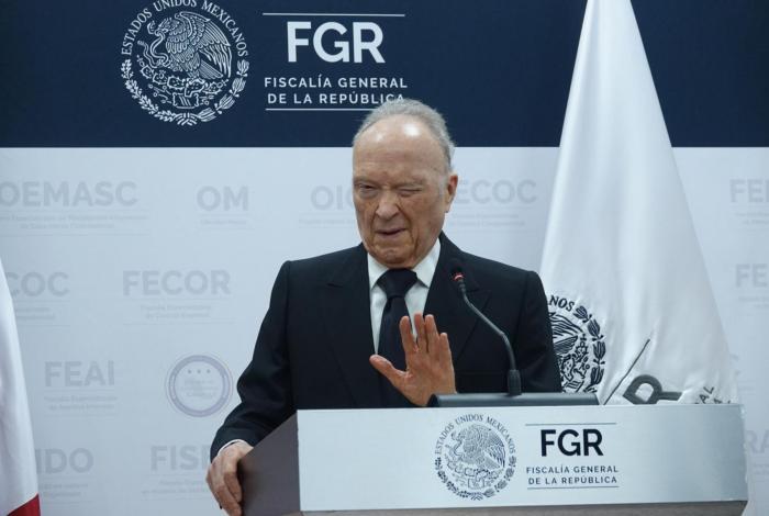 Alejandro Gertz Manero renuncia como fiscal General de la República