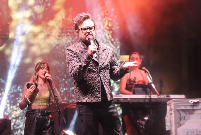 Aleks Syntek recorre su trayectoria musical con morelianos en concierto de 484 Aniversario