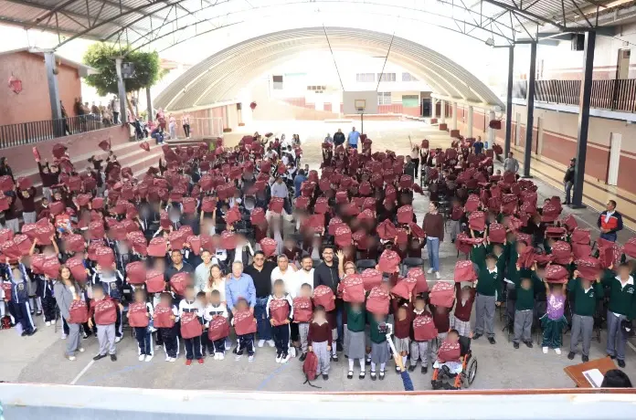 Alexis Velázquez encabeza entrega de más de 1,500 mochilas a estudiantes de Huandacareo