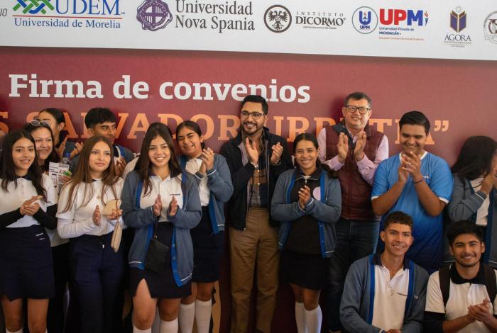 Alexis Velázquez firma convenio de becas en apoyo a estudiantes de Huandacareo.