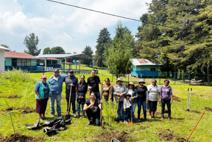 Alfonso Martínez acompaña a vecinas y vecinos de Atécuaro en jornada de reforestación