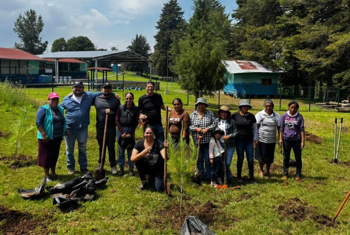 Alfonso Martínez acompaña a vecinas y vecinos de Atécuaro en jornada de reforestación