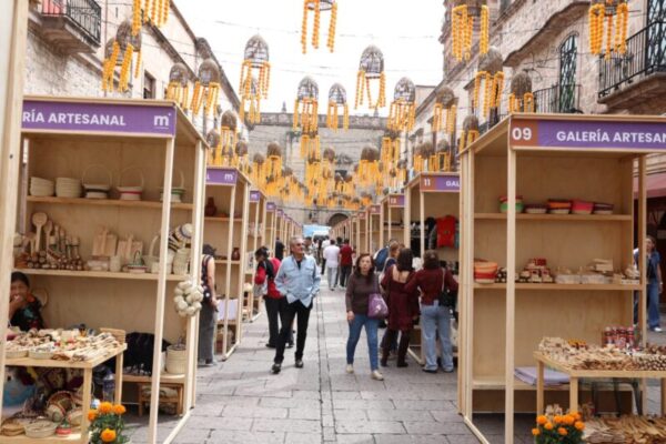 Alfonso Martínez Alcázar invita a disfrutar del bazar de artesanías michoacanas en el Centro de Morelia