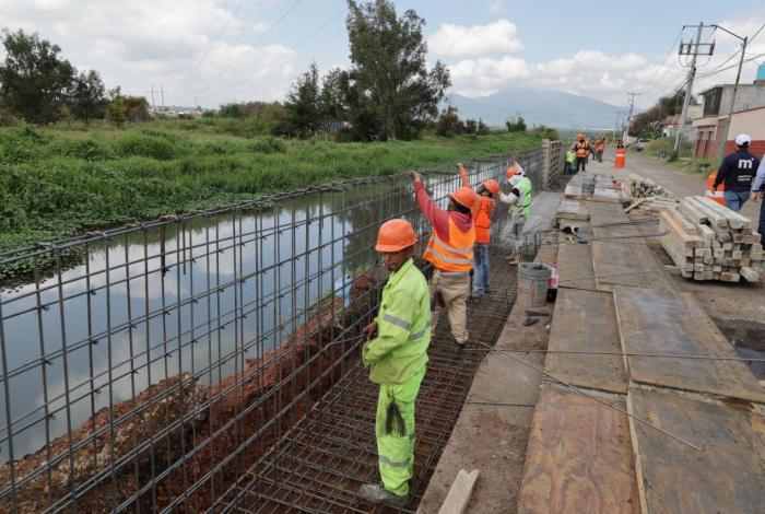 Alfonso Martínez construye muro de contención en dren de los Itzícuaros