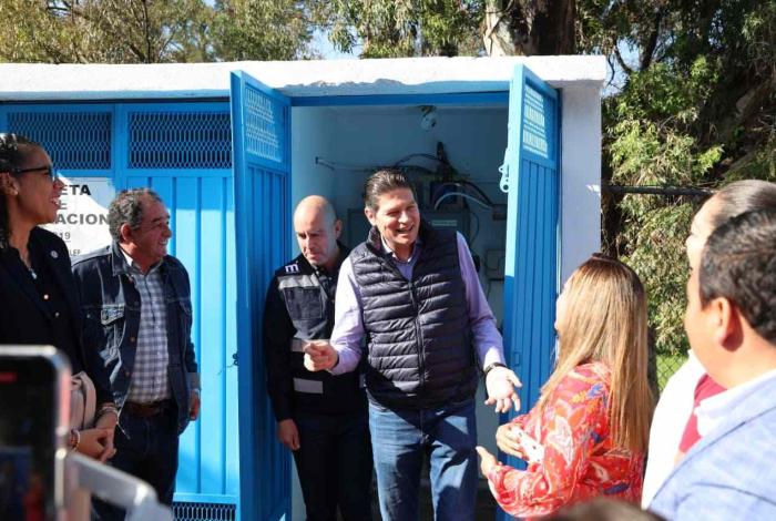 Alfonso Martínez lleva agua a planteles educativos, al oriente de Morelia