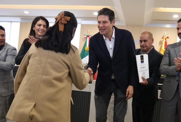  Alfonso Martínez, reconoce a deportistas morelianos