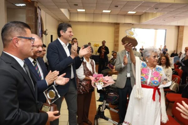 Alfonso Martínez reconoce a profesores del SPUM en su 50 aniversario