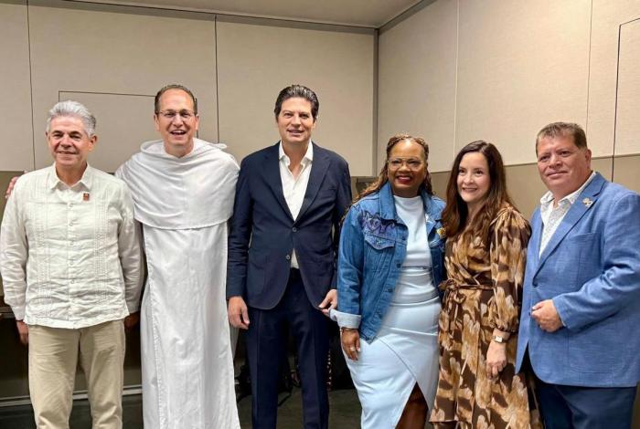 Alfonso Martínez se reúne con la comunidad migrante en Chicago