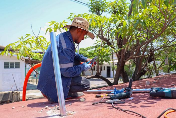 Alumbrado Público de Lázaro Cárdenas apoya a escuelas rumbo al regreso a clases