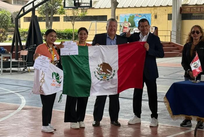 Alumnas del Cecytem Penjamillo ganan oro internacional con su proyecto científico en Perú
