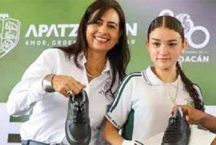 Alumno de secundaria que no esté inscrito en plataforma de control escolar, se queda sin calzado y sin beca Rita Cetina