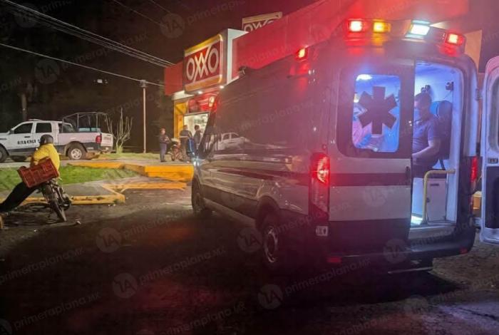 Amagan a empleada y as4ltan OXXO en Uruapan
