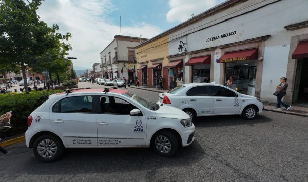 Amagan taxistas con extender manifestación al próximo lunes