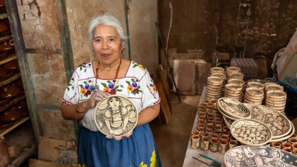 Angélica lleva al barro las historias de las mujeres de la ribera