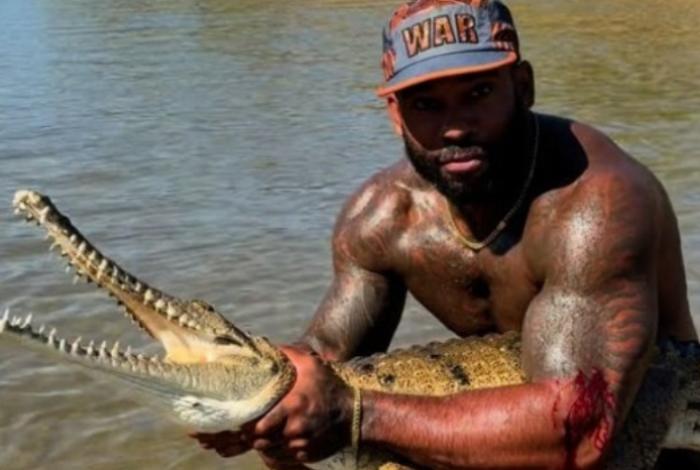 Animalistas piden deportar a influencer de EUA por maltrato a cocodrilos en Australia; podría ser multado hasta con 24,711 dólares