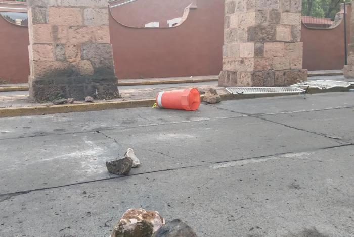 Ante bloqueos de sindicalizados de Salud, en Morelia, autos se abren paso como sea