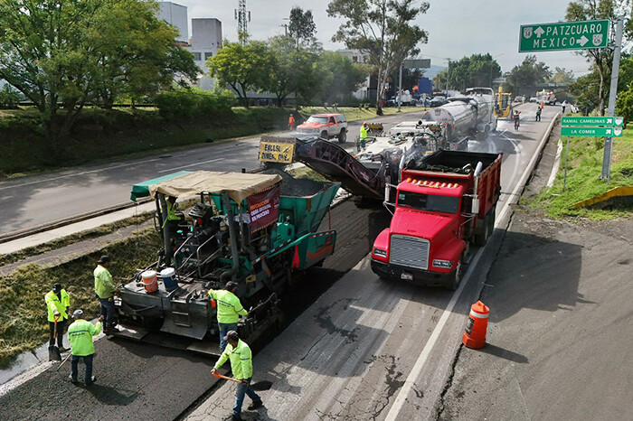 Ante daños severos rehabilitan 1.2 km de carretera federal Morelia-Pátzcuaro