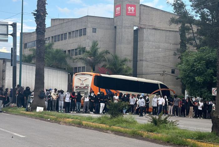 Antimotines llegan por bloqueo de normalistas