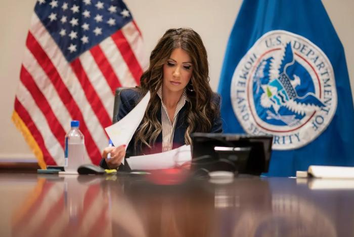 Anuncia Kristi Noem aumento de operativos migratorios en Chicago en EU