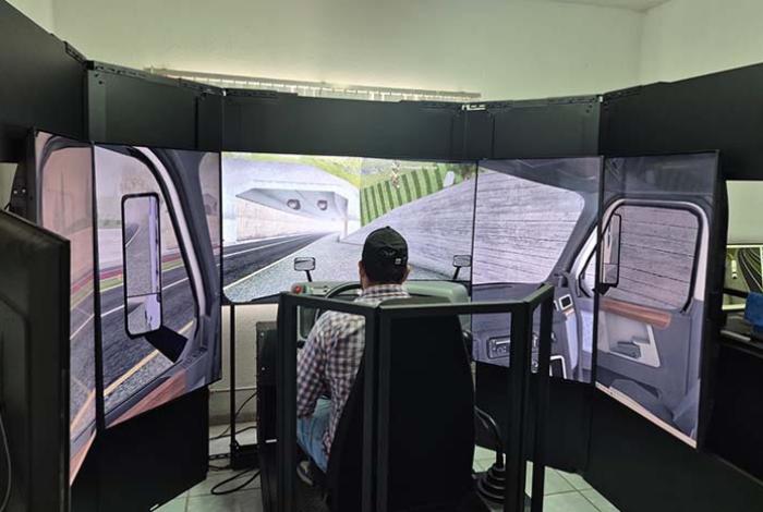 Anuncian beca de casi 10 mil pesos para futuros operadores de tractocamión en Lázaro Cárdenas