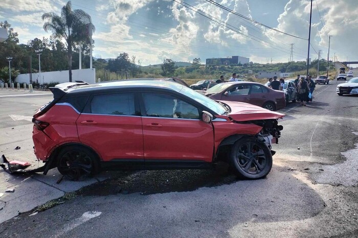 Aparatosa carambola vehicular en Morelia deja daños materiales y dos heridos leves