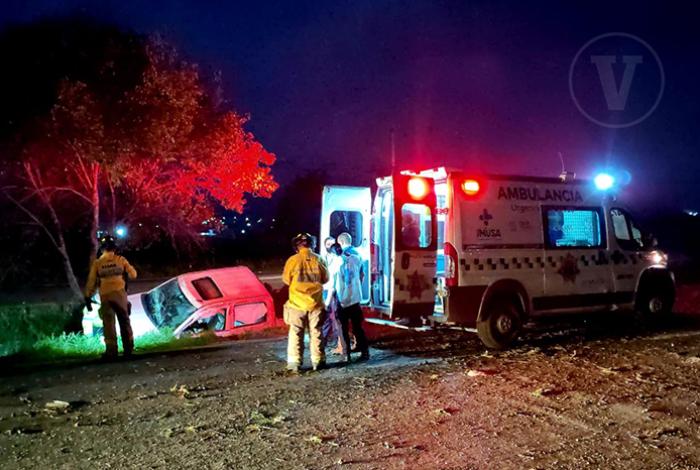 Aparatosa volcadura de camioneta en la carretera Morelia-Pátzcuaro; conductor sobrevive