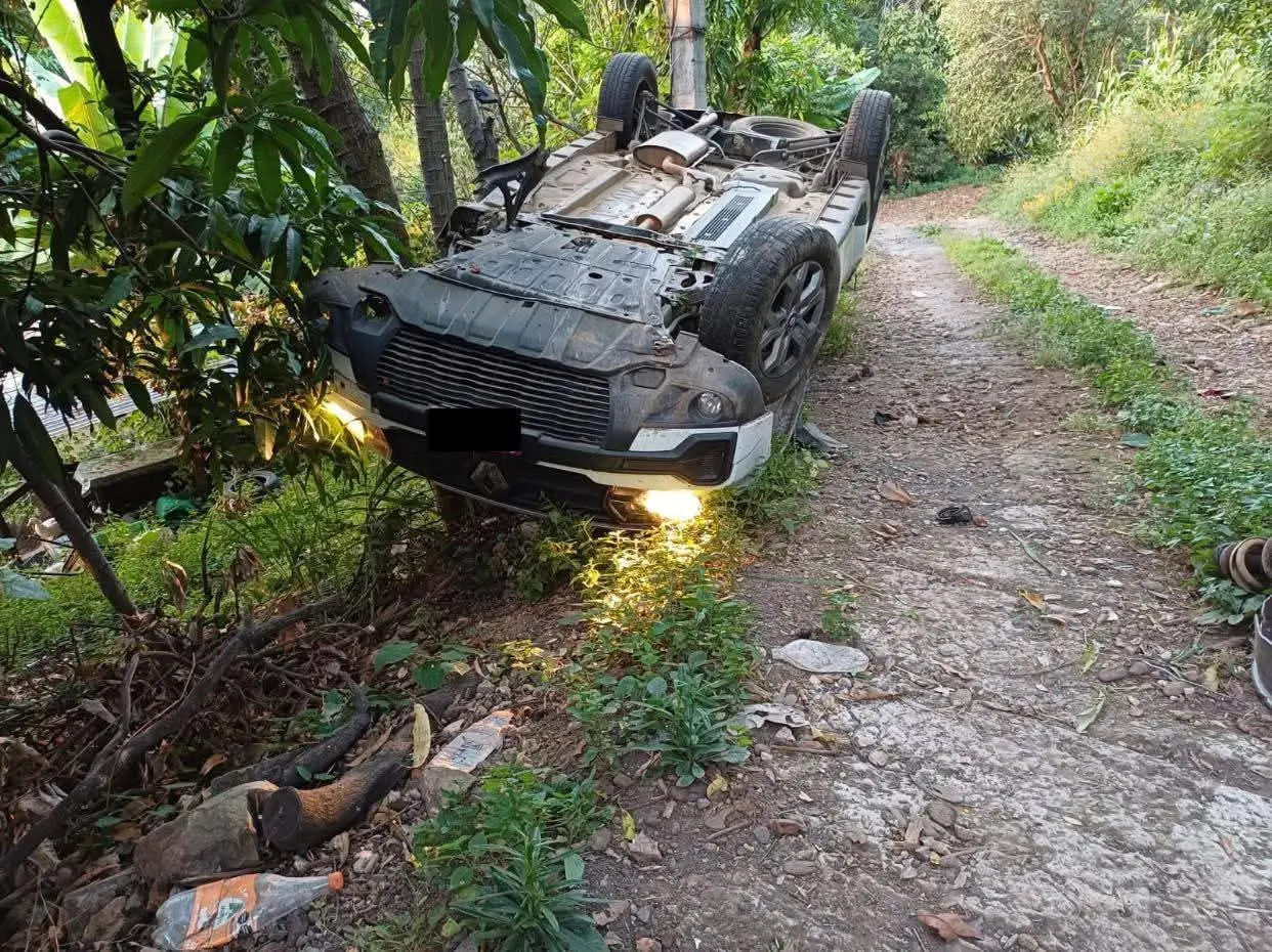 Aparatosa volcadura en Tacámbaro deja persona lesionada