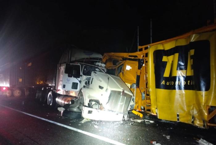 Aparatoso choque entre camiones de carga, en la Siglo XXI