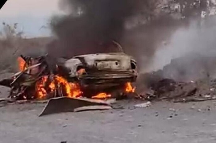 Apatzingán: Encuentran taxi calcinado con explosivos en Cuiquea