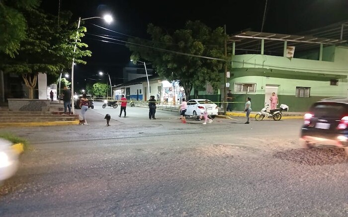  Apatzingán: Un muerto y un lesionado grave tras choque entre moto y camioneta