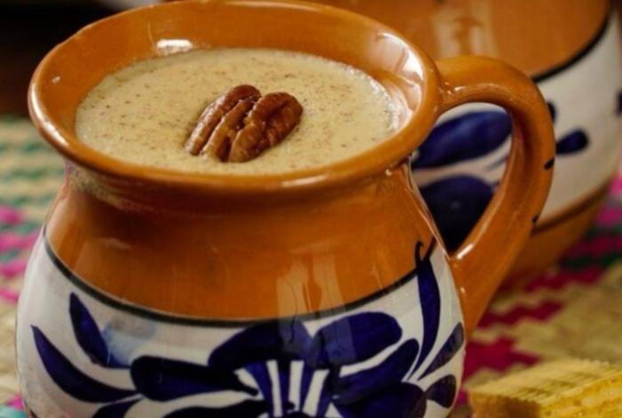 Aprende a preparar un rico atole de mazapán para esta temporada de frio