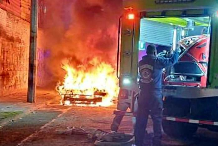 Arde auto en Morelia que usaban personas en situación de calle para pernoctar; sospechan fue provocado