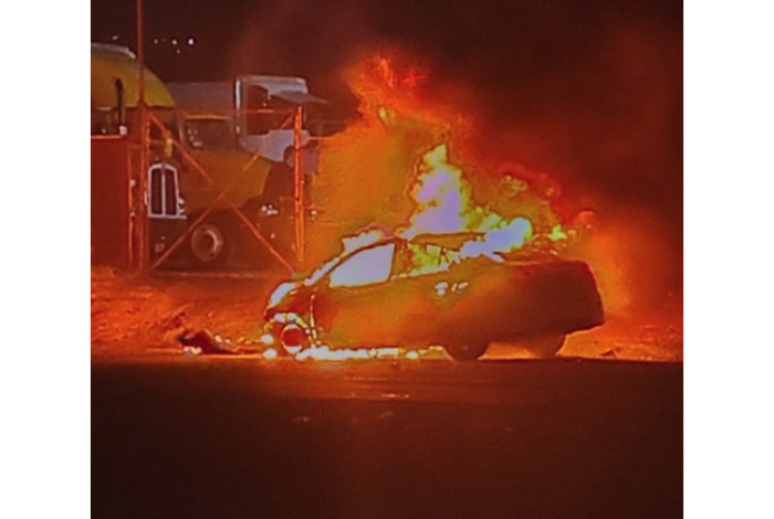 Arde automóvil a la orilla de la Morelia-Salamanca