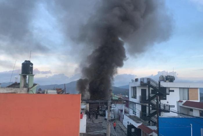 Arde bodega de reciclaje en la colonia México 68, Zitácuaro