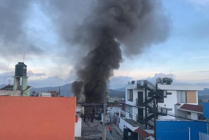 Arde bodega de reciclaje en la colonia México 68, Zitácuaro