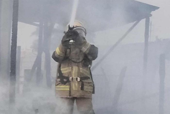 Arde casa de madera en Ciudad Jardín, en Morelia